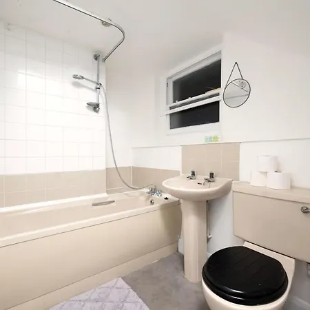 Spacious Minimalist 1Br Flat In London Exterior photo