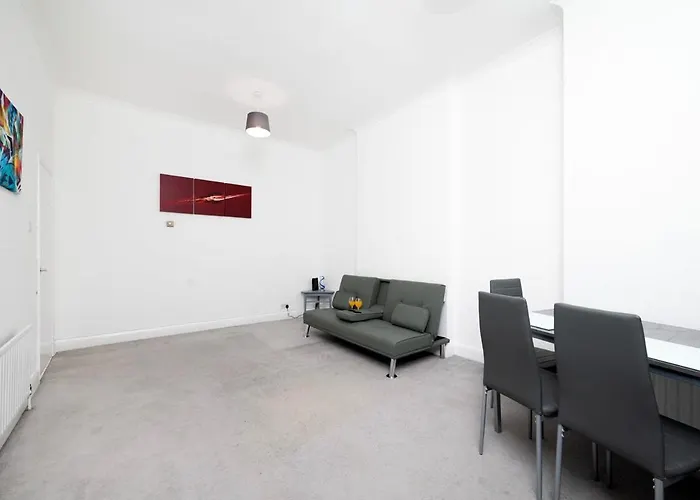Spacious Minimalist 1Br Flat In London