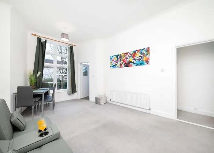 Spacious Minimalist 1Br Flat In London