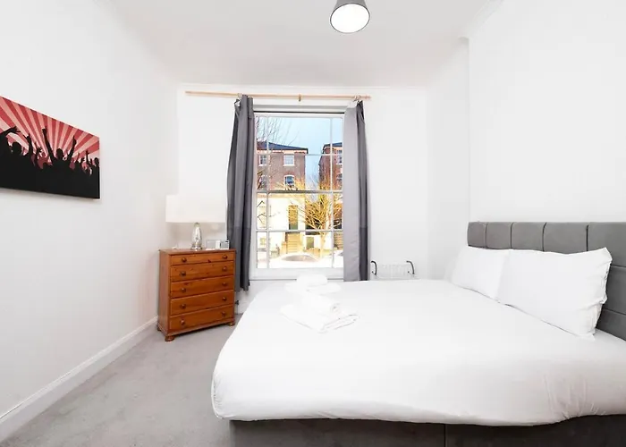 Spacious Minimalist 1Br Flat In London