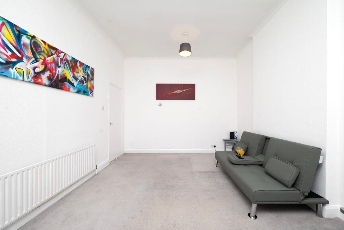 Spacious Minimalist 1br Flat In Apartment