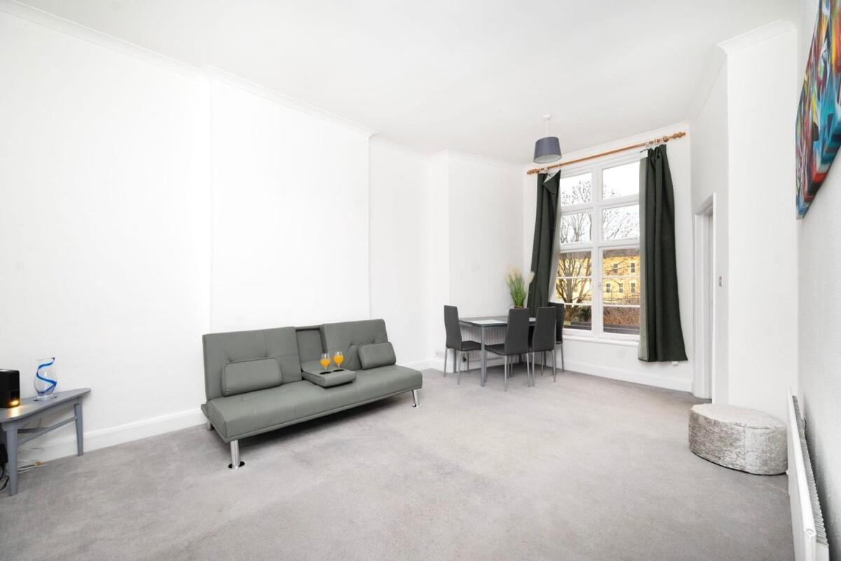 Apartment Spacious Minimalist 1br Flat In