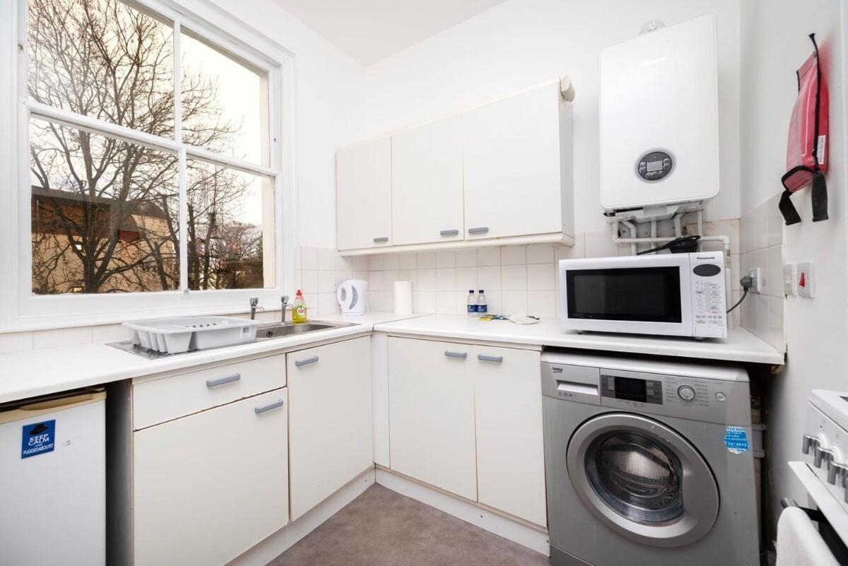 Spacious Minimalist 1br Flat In Apartment London