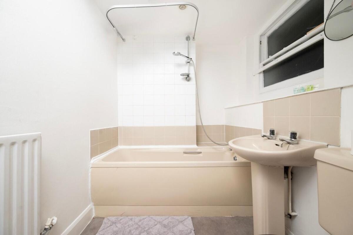 Spacious Minimalist 1br Flat In Apartment